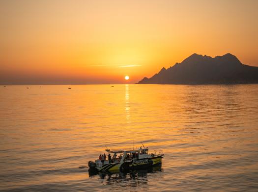 Partez à la découverte des roches rouges, cap sur Capo Rosso où vous pourrez découvrir ses grottes et ses fabuleuses piscines naturelles. Vous serez subjugués par les Calanches de Piana, site classé au Patrimoine Mondial de l'Unesco.