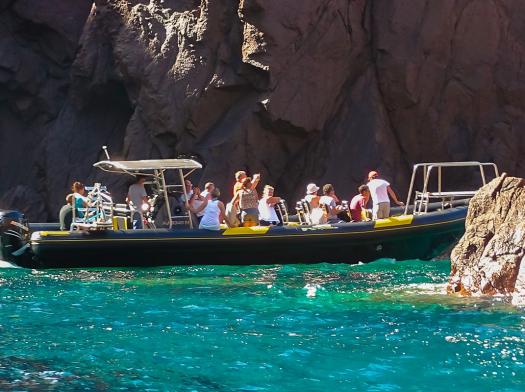 Naviguez jusqu'à la presqu'île de Scandola et sa réserve naturelle, site classé au Patrimoine Mondial de l'Unesco qui n'aura plus aucun secret pour vous pourrez apercevoir le petit hameau de Girolata, uniquement accessible par la mer ou à pied.