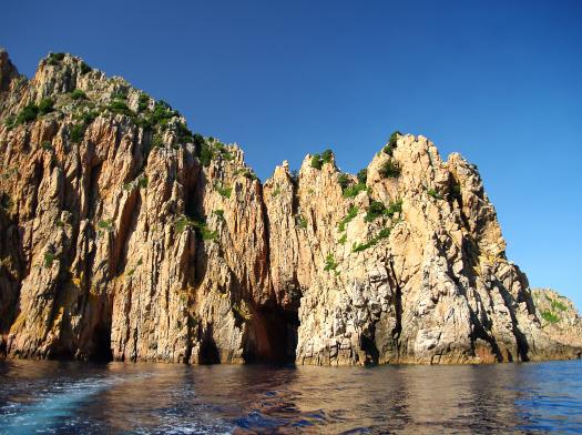 Profitez du lever de soleil, vous serez les seuls en mer à la découverte des roches rouges, cap sur Capo Rosso où vous pourrez découvrir ses grottes et ses fabuleuses piscines naturelles. Vous serez subjugués par les Calanches de Piana, site classé au Patrimoine Mondial de l'Unesco.