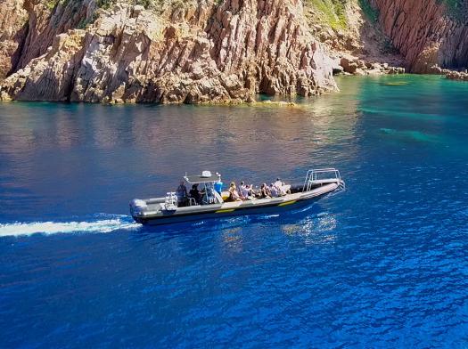 Visitez les calanche de Piana et le Capo Rosso à bord de notre semi rigide 12 places qui entre dans les grottes.