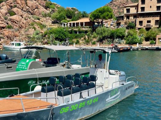 Visitez les calanche de Piana, le Capo Rosso, la réserve naturelle de Scandola et le village de Girolata à bord de notre petit bateau 9 places.