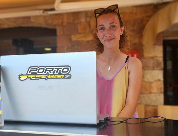 Carla , vendeuse de la billetterie